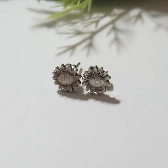 Vintage Silver Sunflower Stud Earrings Dainty Flower Stud Earrings - Picture 4 of 7